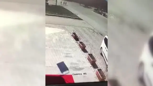 AFYONKARAHİSAR - Otomobilin genç kıza çarpması güvenlik kamerasına yansıdı AFYONKARAHİSAR - Otomobilin genç kıza çarpması güvenlik kamerasına yansıdı