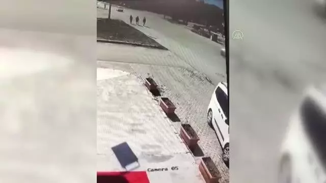 AFYONKARAHİSAR - Otomobilin genç kıza çarpması güvenlik kamerasına yansıdı AFYONKARAHİSAR - Otomobilin genç kıza çarpması güvenlik kamerasına yansıdı