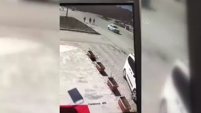 AFYONKARAHİSAR - Otomobilin genç kıza çarpması güvenlik kamerasına yansıdı AFYONKARAHİSAR - Otomobilin genç kıza çarpması güvenlik kamerasına yansıdı