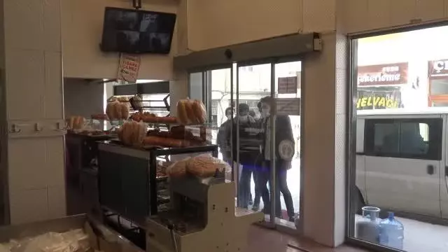 Afyonkarahisarlı gençler, harçlıklarını sokak hayvanları için birleştirdi Afyonkarahisarlı gençler, harçlıklarını sokak hayvanları için birleştirdi