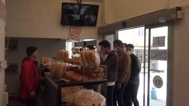 Afyonkarahisarlı gençler, harçlıklarını sokak hayvanları için birleştirdi Afyonkarahisarlı gençler, harçlıklarını sokak hayvanları için birleştirdi