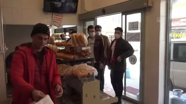 Afyonkarahisarlı gençler, harçlıklarını sokak hayvanları için birleştirdi Afyonkarahisarlı gençler, harçlıklarını sokak hayvanları için birleştirdi