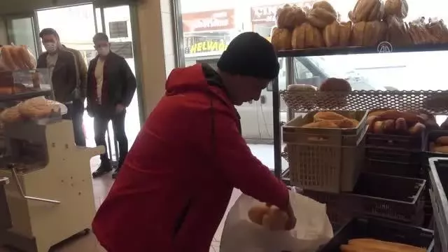 Afyonkarahisarlı gençler, harçlıklarını sokak hayvanları için birleştirdi Afyonkarahisarlı gençler, harçlıklarını sokak hayvanları için birleştirdi