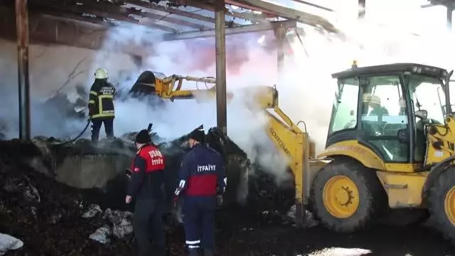 Ahşap süs eşyası üretilen atölyede çıkan yangın kontrol altına alındı Ahşap süs eşyası üretilen atölyede çıkan yangın kontrol altına alındı