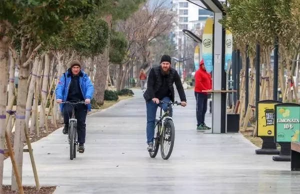 Antalya'da sahil ve sokaklar boş kaldı Antalya'da sahil ve sokaklar boş kaldı