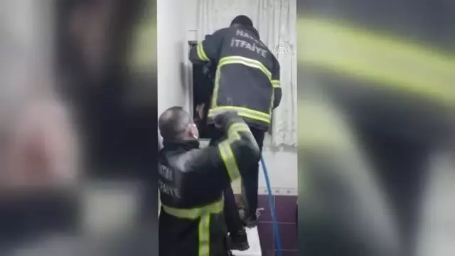 Apartman boşluğuna düşen köpeği itfaiye ekibi kurtardı Apartman boşluğuna düşen köpeği itfaiye ekibi kurtardı