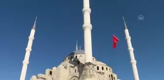 Erdoğan Bayraktar: Aynı anda 10 bin kişinin ibadet edebileceği caminin kaba inşaatı tamam Erdoğan Bayraktar: Aynı anda 10 bin kişinin ibadet edebileceği caminin kaba inşaatı tamam
