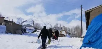 Başkale'de sağlıkçılar karlı yolları aşıp, aşı yapıyor