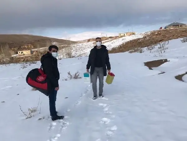 Başkale'de sağlıkçılar karlı yolları aşıp, aşı yapıyor Başkale'de sağlıkçılar karlı yolları aşıp, aşı yapıyor