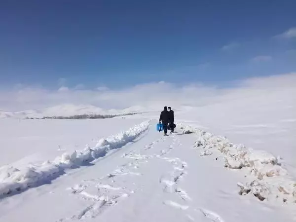 Başkale'de sağlıkçılar karlı yolları aşıp, aşı yapıyor Başkale'de sağlıkçılar karlı yolları aşıp, aşı yapıyor