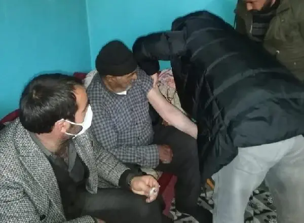 Başkale'de sağlıkçılar karlı yolları aşıp, aşı yapıyor Başkale'de sağlıkçılar karlı yolları aşıp, aşı yapıyor