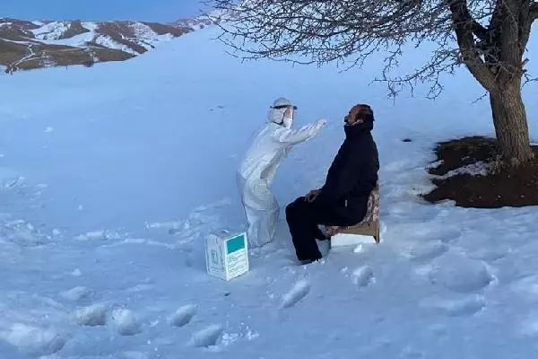 Başkale'de sağlıkçılar karlı yolları aşıp, aşı yapıyor Başkale'de sağlıkçılar karlı yolları aşıp, aşı yapıyor
