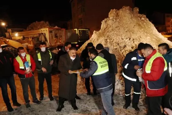 Başkandan karla mücadele ekiplerine tatlı ikramı Başkandan karla mücadele ekiplerine tatlı ikramı