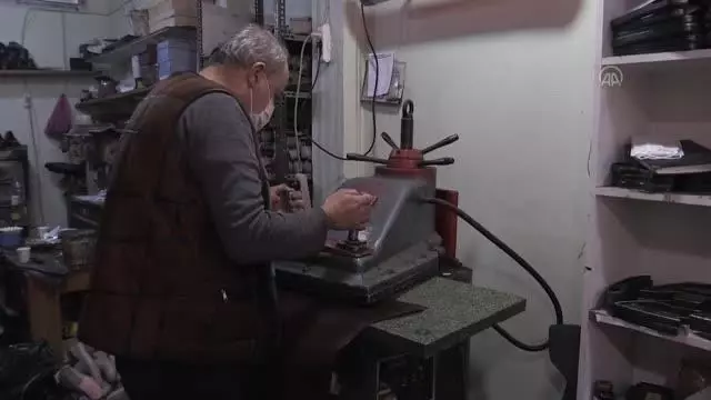 Batmanlı Orhan usta 40 yıldır el yapımı ayakkabı üretiyor Batmanlı Orhan usta 40 yıldır el yapımı ayakkabı üretiyor