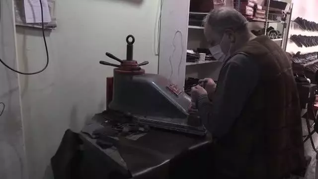 Batmanlı Orhan usta 40 yıldır el yapımı ayakkabı üretiyor Batmanlı Orhan usta 40 yıldır el yapımı ayakkabı üretiyor