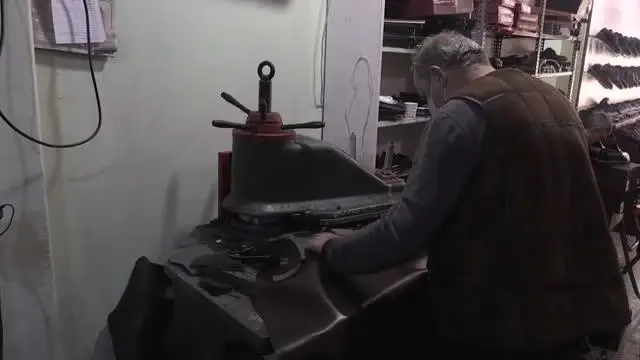 Batmanlı Orhan usta 40 yıldır el yapımı ayakkabı üretiyor Batmanlı Orhan usta 40 yıldır el yapımı ayakkabı üretiyor