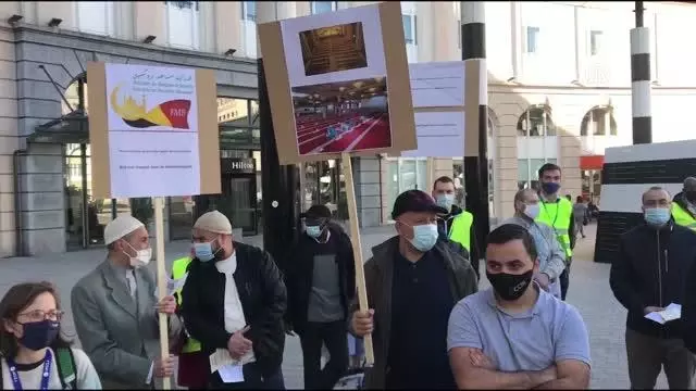 Belçika'da Kovid-19 salgını gerekçesiyle ibadethanelerdeki 15 kişi sınırlaması protesto edildi Belçika'da Kovid-19 salgını gerekçesiyle ibadethanelerdeki 15 kişi sınırlaması protesto edildi