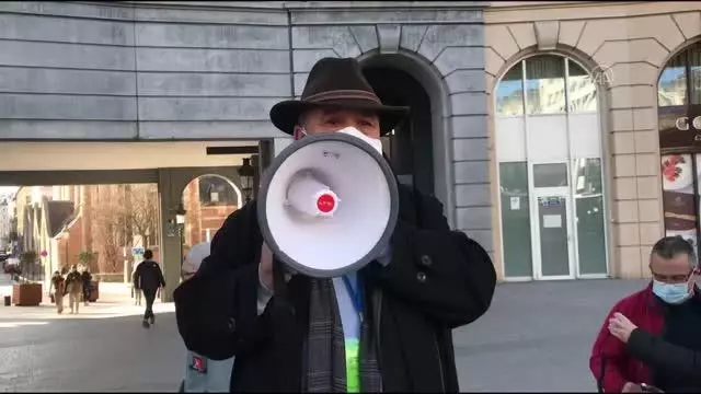 Belçika'da Kovid-19 salgını gerekçesiyle ibadethanelerdeki 15 kişi sınırlaması protesto edildi Belçika'da Kovid-19 salgını gerekçesiyle ibadethanelerdeki 15 kişi sınırlaması protesto edildi