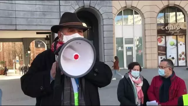 Belçika'da Kovid-19 salgını gerekçesiyle ibadethanelerdeki 15 kişi sınırlaması protesto edildi Belçika'da Kovid-19 salgını gerekçesiyle ibadethanelerdeki 15 kişi sınırlaması protesto edildi