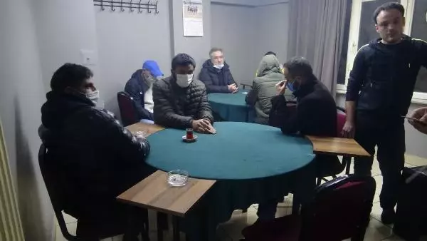 Berberden girilen kahvehaneye polis baskını; 22 kişiye 69 bin TL ceza Berberden girilen kahvehaneye polis baskını; 22 kişiye 69 bin TL ceza