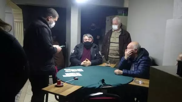 Berberden girilen kahvehaneye polis baskını; 22 kişiye 69 bin TL ceza Berberden girilen kahvehaneye polis baskını; 22 kişiye 69 bin TL ceza