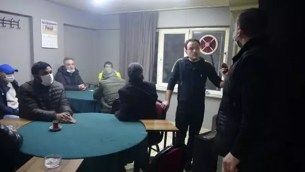 Berberden girilen kahvehaneye polis baskını; 22 kişiye 69 bin TL ceza Berberden girilen kahvehaneye polis baskını; 22 kişiye 69 bin TL ceza