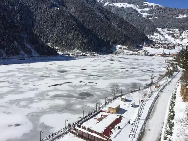 Beyaz örtüyle kaplanan Uzungöl, buz tuttu Beyaz örtüyle kaplanan Uzungöl, buz tuttu