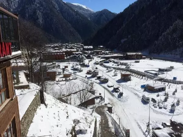 Beyaz örtüyle kaplanan Uzungöl, buz tuttu Beyaz örtüyle kaplanan Uzungöl, buz tuttu