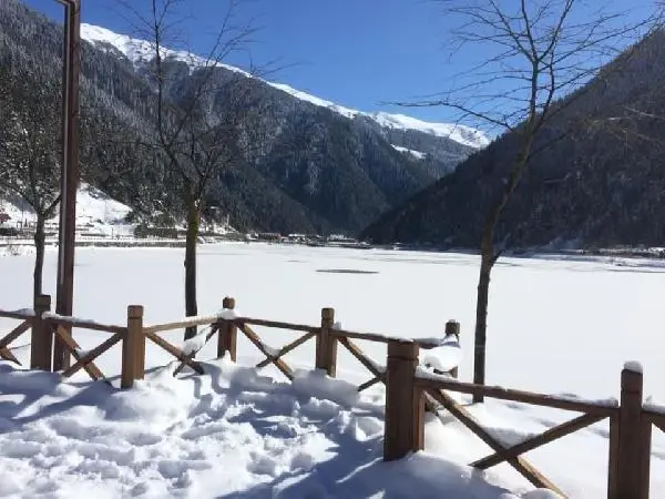 Beyaz örtüyle kaplanan Uzungöl, buz tuttu Beyaz örtüyle kaplanan Uzungöl, buz tuttu