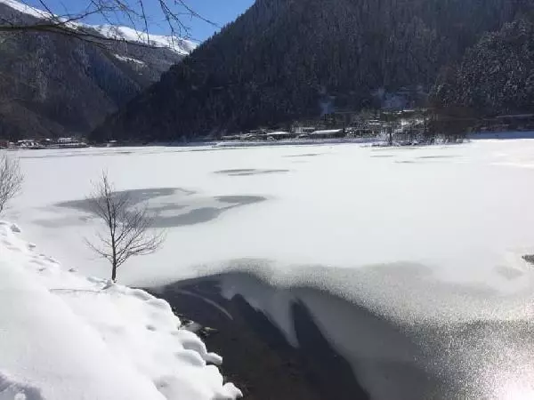 Beyaz örtüyle kaplanan Uzungöl, buz tuttu Beyaz örtüyle kaplanan Uzungöl, buz tuttu