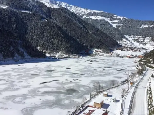 Beyaz örtüyle kaplanan Uzungöl, buz tuttu Beyaz örtüyle kaplanan Uzungöl, buz tuttu