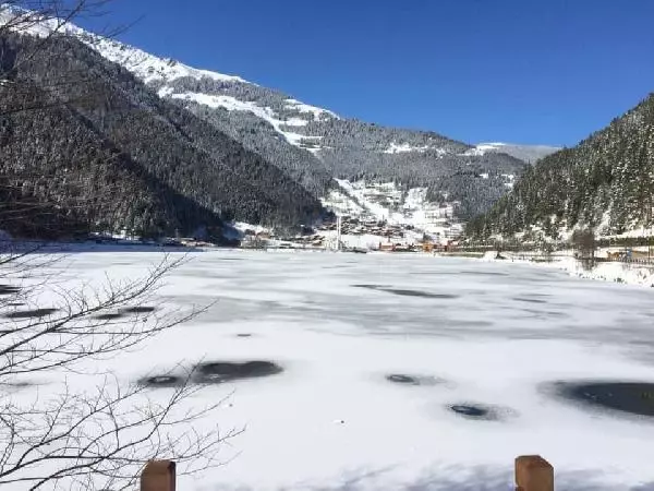 Beyaz örtüyle kaplanan Uzungöl, buz tuttu Beyaz örtüyle kaplanan Uzungöl, buz tuttu