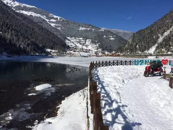 Beyaz örtüyle kaplanan Uzungöl, buz tuttu Beyaz örtüyle kaplanan Uzungöl, buz tuttu