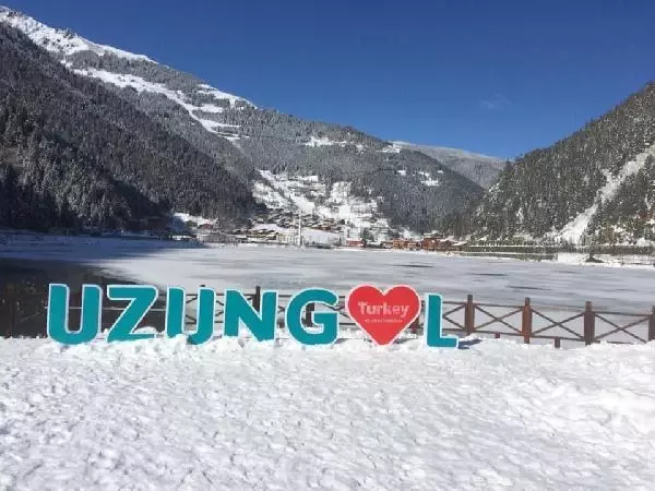 Beyaz örtüyle kaplanan Uzungöl, buz tuttu Beyaz örtüyle kaplanan Uzungöl, buz tuttu