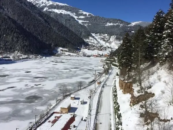 Beyaz örtüyle kaplanan Uzungöl, buz tuttu Beyaz örtüyle kaplanan Uzungöl, buz tuttu