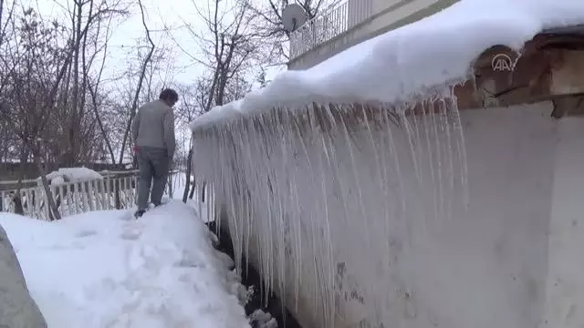 Çatılarda 2 metrelik buz sarkıtları oluştu Çatılarda 2 metrelik buz sarkıtları oluştu