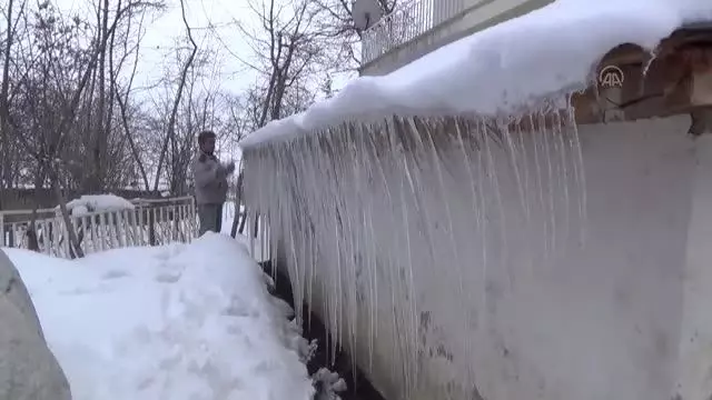 Çatılarda 2 metrelik buz sarkıtları oluştu Çatılarda 2 metrelik buz sarkıtları oluştu