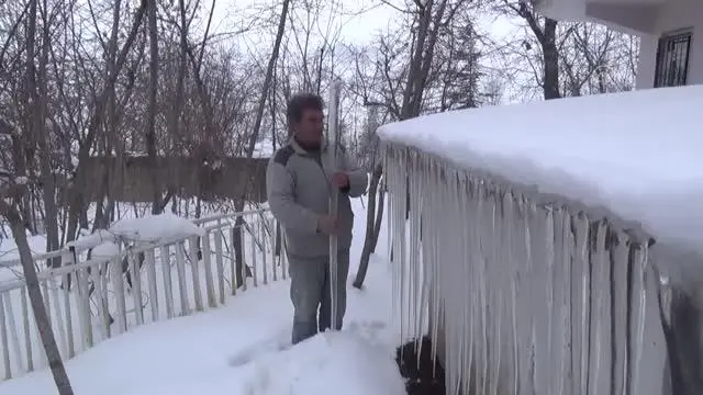 Çatılarda 2 metrelik buz sarkıtları oluştu Çatılarda 2 metrelik buz sarkıtları oluştu
