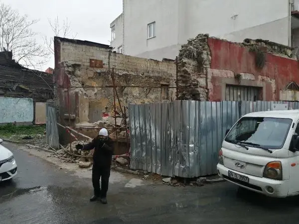 Çatısı çöken tarihi karakol hurdacıların talanına uğradı Çatısı çöken tarihi karakol hurdacıların talanına uğradı