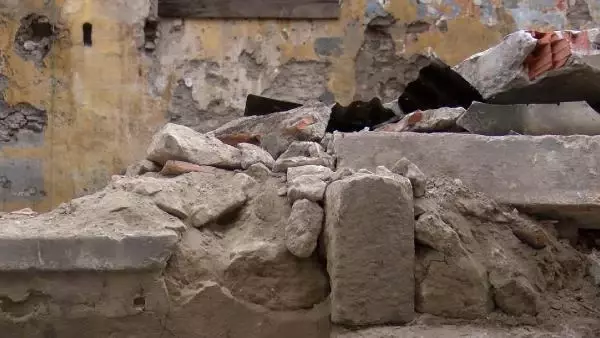 Çatısı çöken tarihi karakol hurdacıların talanına uğradı Çatısı çöken tarihi karakol hurdacıların talanına uğradı