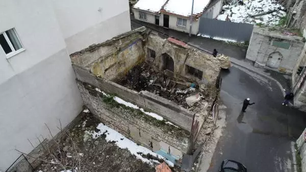 Çatısı çöken tarihi karakol hurdacıların talanına uğradı Çatısı çöken tarihi karakol hurdacıların talanına uğradı