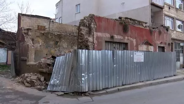 Çatısı çöken tarihi karakol hurdacıların talanına uğradı Çatısı çöken tarihi karakol hurdacıların talanına uğradı