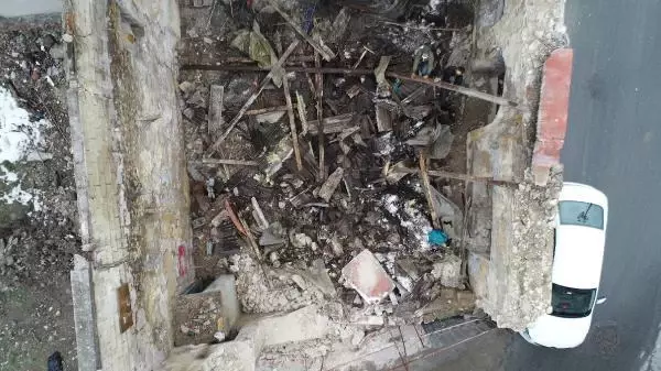 Çatısı çöken tarihi karakol hurdacıların talanına uğradı Çatısı çöken tarihi karakol hurdacıların talanına uğradı