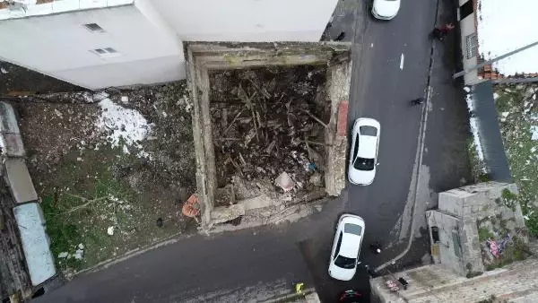 Çatısı çöken tarihi karakol hurdacıların talanına uğradı Çatısı çöken tarihi karakol hurdacıların talanına uğradı