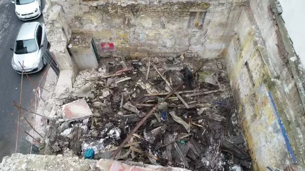 Çatısı çöken tarihi karakol hurdacıların talanına uğradı Çatısı çöken tarihi karakol hurdacıların talanına uğradı