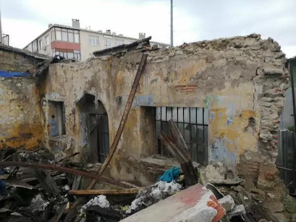 Çatısı çöken tarihi karakol hurdacıların talanına uğradı Çatısı çöken tarihi karakol hurdacıların talanına uğradı