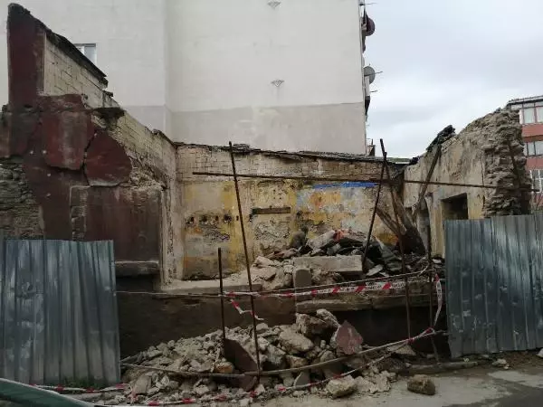 Çatısı çöken tarihi karakol hurdacıların talanına uğradı Çatısı çöken tarihi karakol hurdacıların talanına uğradı