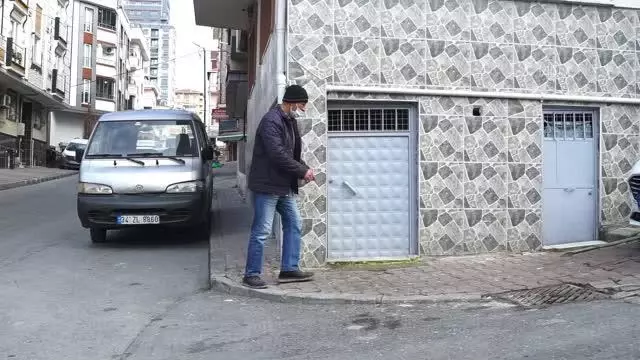 Çöpten topladığı ekmeklerle her gün kuşları besliyor Çöpten topladığı ekmeklerle her gün kuşları besliyor
