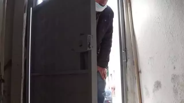 Çöpten topladığı ekmeklerle her gün kuşları besliyor Çöpten topladığı ekmeklerle her gün kuşları besliyor