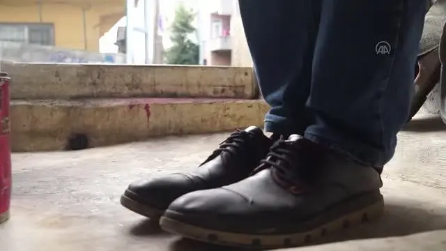 Çöpten topladığı ekmeklerle her gün kuşları besliyor Çöpten topladığı ekmeklerle her gün kuşları besliyor